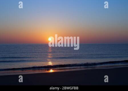 Sonnenaufgang über der Nordsee von der Norfolk Coast Linie. Stockfoto