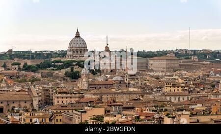 Luftaufnahme von Rom Stadtbild mit Kuppel der Basilika Saint Peter, Rom, Italien. Stockfoto