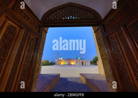 Blick über die Khast Imam Moschee durch Holztüren, in Taschkent, Usbekistan Stockfoto