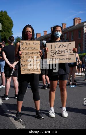 Porträt von zwei Demonstranten, die Plakate vor der US-Botschaft während eines Black Lives Matter Protests in Dublin, Irland, hielten. Stockfoto