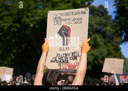 Ein Protestler, der ein Plakat vor der US-Botschaft während eines Black Lives Matter Protests in Dublin, Irland, hält. Stockfoto