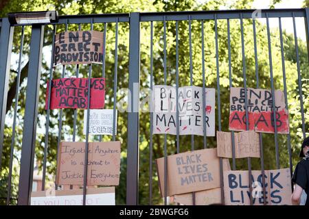 Plakate, die während eines Protestes gegen den Tod von George Floyd auf dem Zaun um die US-Botschaft in Dublin, Irland, angebracht wurden. Stockfoto