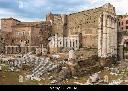 Blick auf die Ruinen des Augustus Forum, Foro di Augusto, und Ruinen Tempel des Mars Ultor in Rom, Italien. Stockfoto