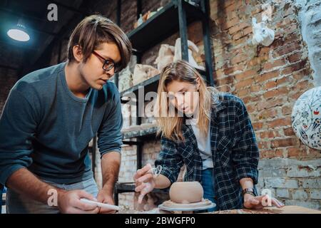 Herstellung eines handgefertigten Tontopf. Töpferunterricht, Hobby. Stockfoto