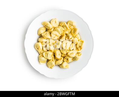 Tortellini Pasta auf dem Teller. Italienische gefüllte Pasta isoliert auf weißem Hintergrund. Stockfoto