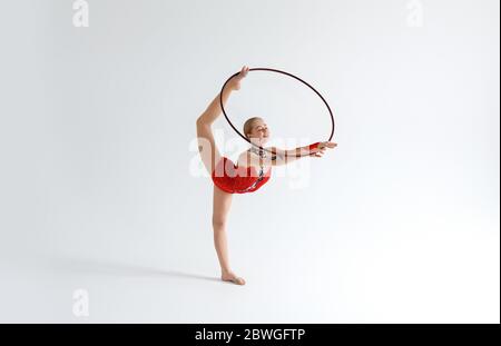 Profisport. Künstlerische junge Turnerin mit Hula Hoop Reifen üben ihre Leistung auf weißem Hintergrund Stockfoto