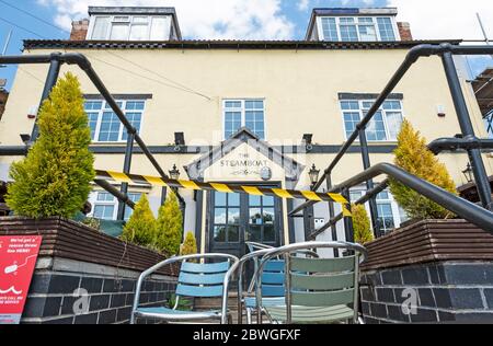 Biergarten wurde während der Sperrung des Coronavirus abgeklebt Stockfoto