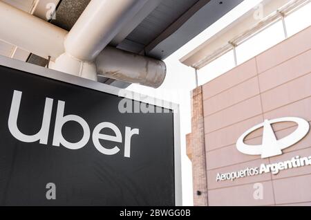 Mendoza, Argentinien - 23. Januar 2019: Uber-Logo im Parkplatz, Plumerillo Flughafen Stockfoto