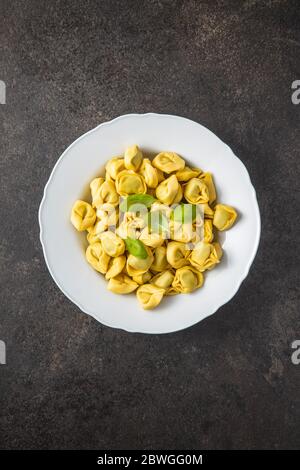 Tortellini Pasta. Italienische gefüllte Pasta auf dem Teller. Draufsicht. Stockfoto