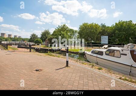 Kleines Motorboot nähert sich einer Kanalschleuse Stockfoto