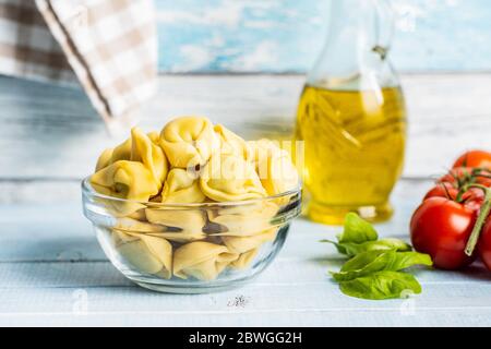 Tortellini Pasta. Italienische gefüllte Pasta in Schüssel auf Küchentisch. Stockfoto