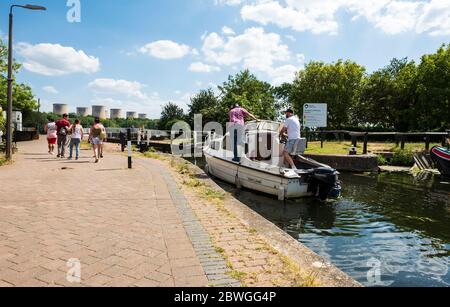 Kleines Motorboot nähert sich einer Kanalschleuse Stockfoto