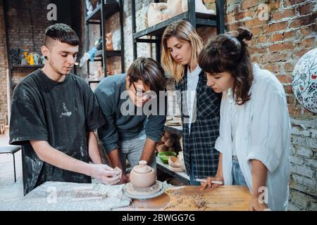 Herstellung eines handgefertigten Tontopf. Töpferunterricht mit Meister. Stockfoto