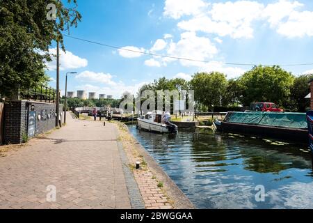 Kleines Motorboot nähert sich einer Kanalschleuse Stockfoto