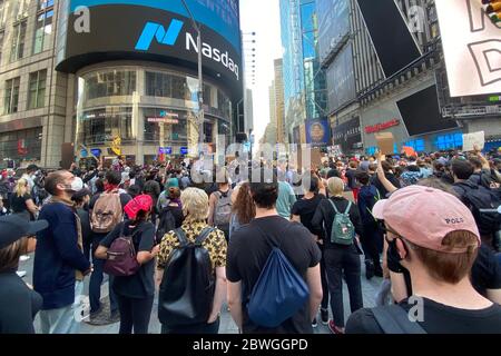 Ne York, NY, USA. Juni 2020. George Floyd Mordprotest am 1. Juni 2020 auf dem Times Square in New York City. Kredit: Rainmaker Fotos/Media Punch/Alamy Live News Stockfoto