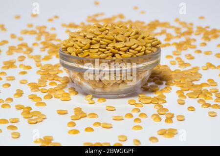 Gespaltene und hautlose schwarze Gramm oder Linsen in einer Glasschale, auch als Urad dal in Indien bekannt Stockfoto