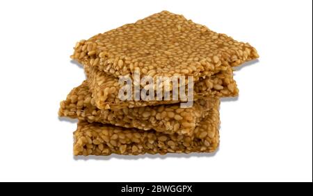 Til chikki auf weißem Hintergrund ist ein indisches süßes Gericht mit Jaggery und Sesam. Stockfoto