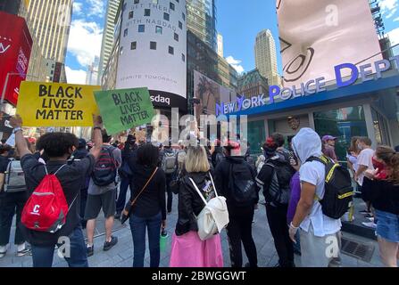 Ne York, NY, USA. Juni 2020. George Floyd Mordprotest am 1. Juni 2020 auf dem Times Square in New York City. Kredit: Rainmaker Fotos/Media Punch/Alamy Live News Stockfoto