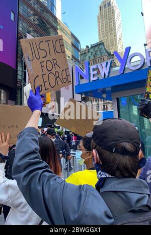 Ne York, NY, USA. Juni 2020. George Floyd Mordprotest am 1. Juni 2020 auf dem Times Square in New York City. Kredit: Rainmaker Fotos/Media Punch/Alamy Live News Stockfoto