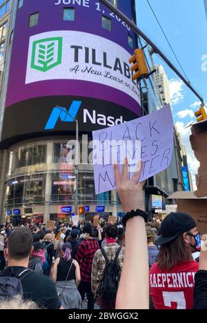 Ne York, NY, USA. Juni 2020. George Floyd Mordprotest am 1. Juni 2020 auf dem Times Square in New York City. Kredit: Rainmaker Fotos/Media Punch/Alamy Live News Stockfoto