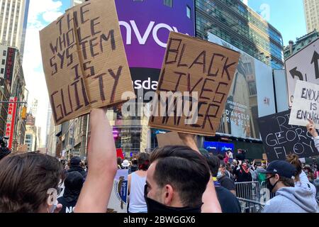 Ne York, NY, USA. Juni 2020. George Floyd Mordprotest am 1. Juni 2020 auf dem Times Square in New York City. Kredit: Rainmaker Fotos/Media Punch/Alamy Live News Stockfoto