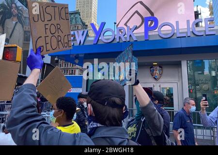 Ne York, NY, USA. Juni 2020. George Floyd Mordprotest am 1. Juni 2020 auf dem Times Square in New York City. Kredit: Rainmaker Fotos/Media Punch/Alamy Live News Stockfoto