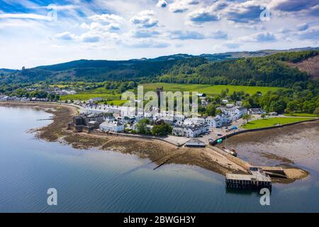 Luftaufnahme der Stadt Inveraray neben Loch Fyne in Argyll und Bute, Schottland, Großbritannien Stockfoto