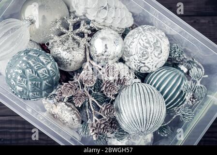 Box mit weihnachtsschmuck auf Holzhintergrund, Draufsicht Stockfoto