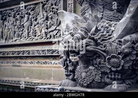 Skulptur des Dämons im Pura Dalem Ubud Tempel in Bali, Indonesien Stockfoto