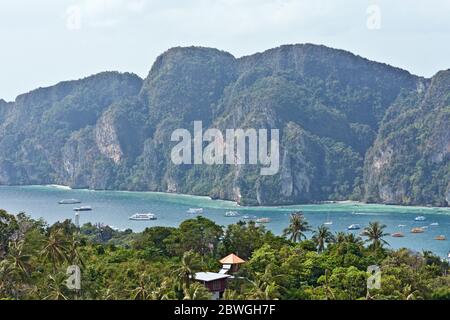 Schöne Landschaft vom Aussichtspunkt Koh Phi Phi (Ko Phi Phi Don) auf der Insel Ko Phi Phi, Thailand, Asien Stockfoto