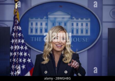 Washington, Usa. Juni 2020. Der Pressesprecher des Weißen Hauses Kayleigh McEnany (R) beantwortet eine Frage der Medien während einer Pressekonferenz im Weißen Haus in Washington, DC, USA, am 01. Juni 2020. McEnany beantwortete Fragen zu den landesweiten Protesten nach dem Tod von George Floyd in Polizeigewahrsam. Foto von Shawn Thew/UPI Quelle: UPI/Alamy Live News Stockfoto