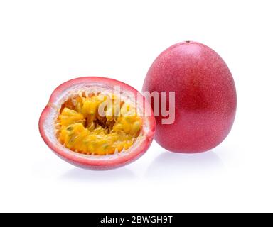 Passionsfrucht auf weißem Hintergrund. Stockfoto