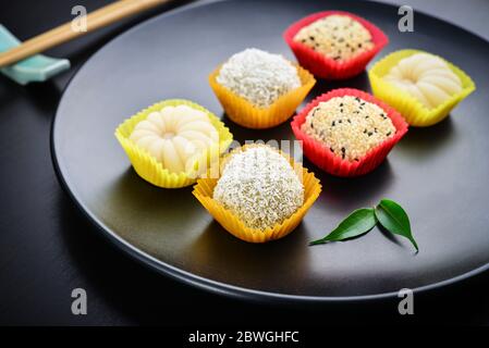 Mochi-Sortiment auf Teller mit Essstäbchen - traditionelle japanische Reis-Dessert, Nahaufnahme Stockfoto