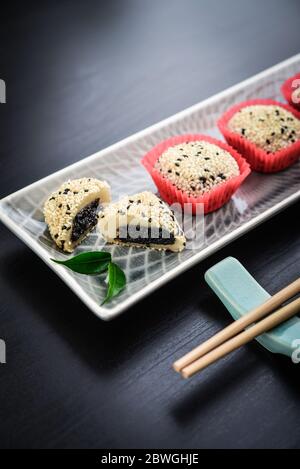 Mochi-Sortiment auf Teller mit Essstäbchen - traditionelles japanisches Reisdessert, Draufsicht Stockfoto