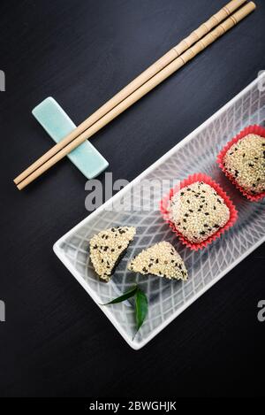 Mochi-Sortiment auf Teller mit Essstäbchen - traditionelles japanisches Reisdessert, Draufsicht Stockfoto