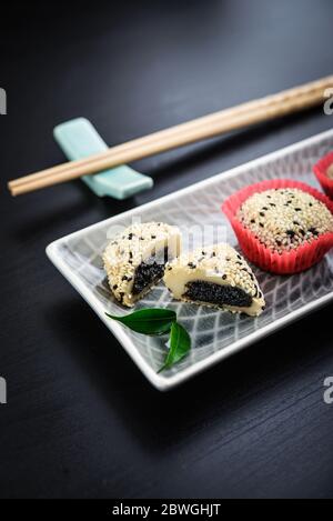 Mochi-Sortiment auf Teller mit Essstäbchen - traditionelle japanische Reis-Dessert, Nahaufnahme Stockfoto