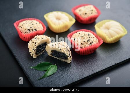 Mochi-Sortiment auf Schiefertablett mit Essstäbchen - traditionelle japanische Reis Dessert, Nahaufnahme Stockfoto