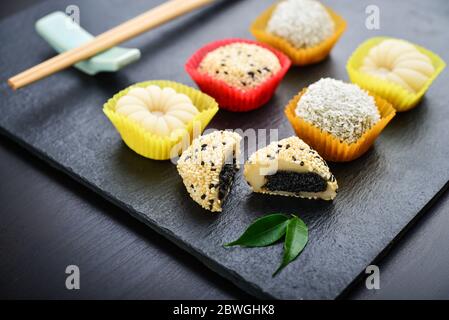 Mochi Sortiment auf Schiefertablett mit Essstäbchen - traditionelle japanische Reis Dessert, Stockfoto