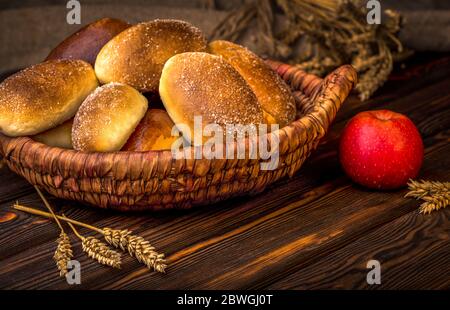 Ukrainische gebackene Kuchen in Korbkorb auf Holztisch Stockfoto