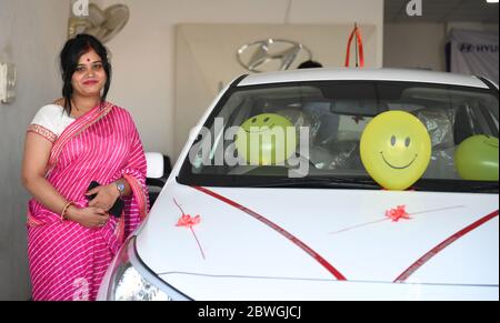 Beawar, Rajasthan, Indien - 1. Juni 2020: Eine indische Frau posiert für ein Bild nach Kauf eines neuen Autos, am ersten Tag der COVID-19 Sperrung 5.0, in Beawar. Kredit: Sumit Saraswat/Alamy Live News Stockfoto