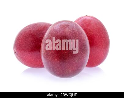 Passionsfrucht auf weißem Hintergrund. Stockfoto