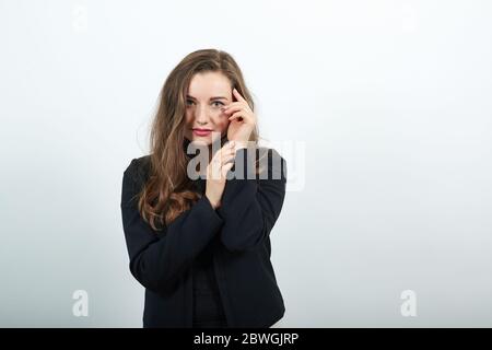 Nette Frau Hält Hände In Der Nähe Gesicht, Sanfte Person. Attraktive Frau Brünette Stockfoto