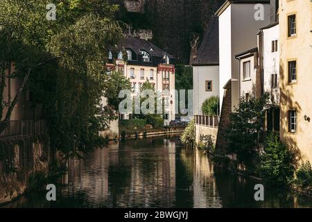 Die Alzette überquert die historische Altstadt von Luxemburg, den Grund genannt Stockfoto