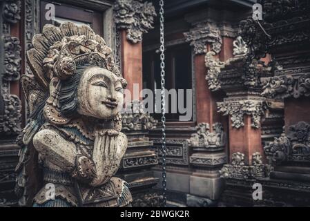 BALI, INDONESIEN - 12. JANUAR 2018: Traditionelle balinesische Steinskulptur einer Frau im Garten in Bali, Indonesien. Stockfoto