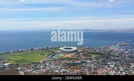 Blick auf Kapstadt und das Stadion an einem sonnigen Tag, Südafrika Stockfoto