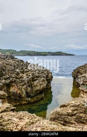 Angel's Billabong ist natürliche Infinity Pool auf der Insel Nusa Penida, Bali, Indonesien Stockfoto