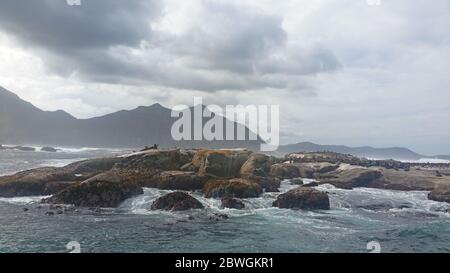 Gefährliches Meer in Hout Bay, Südafrika Stockfoto