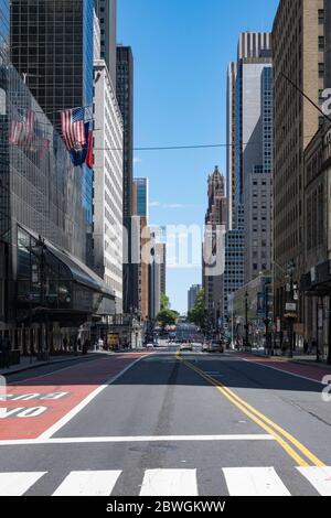 Die W. 42nd Street in Midtown Manhattan ist aufgrund der COVID-19 Pandemie, Mai 2020, New York City, USA, fast menschenleer