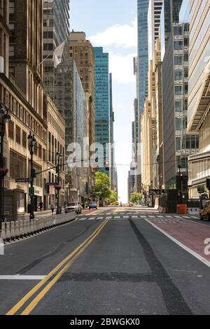 Die W. 42nd Street in Midtown Manhattan ist aufgrund der COVID-19 Pandemie, Mai 2020, New York City, USA, fast menschenleer Stockfoto