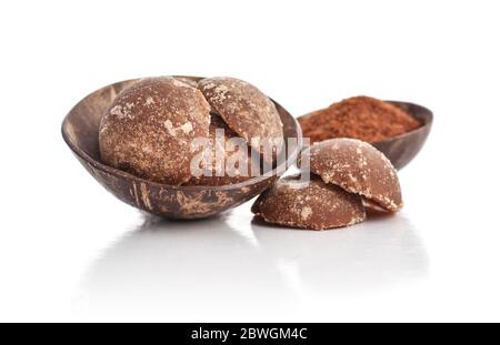 Kokosnuss Palme Zucker-Kaggery in einer Schüssel auf weißem Hintergrund isoliert Stockfoto